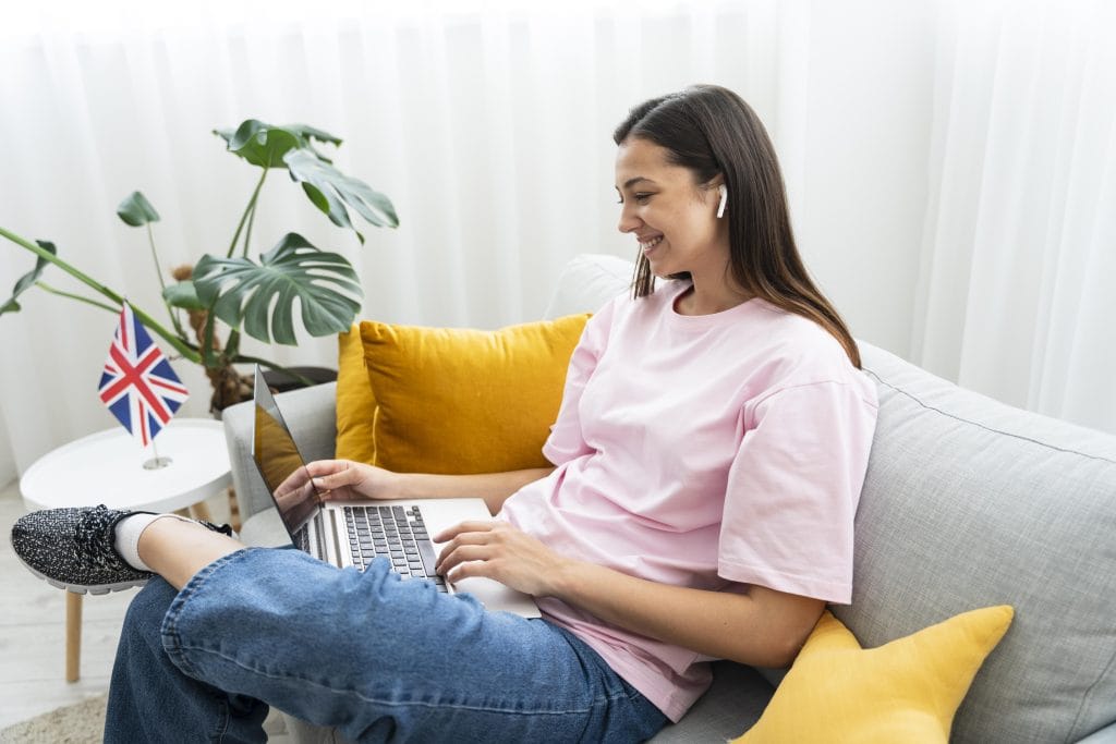 Lektorka prowadzi lekcję angielskiego online w domu